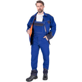 Spodnie ochronne ogrodniczki trudnopalne, męskie. tkanina: 100% bawełna gramatura 310 g/m² zapinane na guziki zasłonięte patką kieszeń na klatce piersiowej zapinana na rzep dwie kieszenie boczne zasłonięte patkami oraz dwie kieszenie tylne zapinane na rzep kieszeń na prawej nogawce zapinana na rzep możliwość regulacji długości za pomocą szelek, które dodatkowo mają w tylnej partii elastyczną gumkę gumka w pasie w tylniej partii oraz guziki umożliwiające lepsze dopasowanie doskonale chronią przed odpryskami stopionego metalu, oparzeniem podczas krótkotrwałego kontaktu z płomieniem, promieniowaniem cieplnym oraz ultrafioletowym występującym przy pracach z zastosowaniem łuku elektrycznego właściwości elektrostatyczne badane zgodnie z EN 1149-2 - rezystancja skrośna